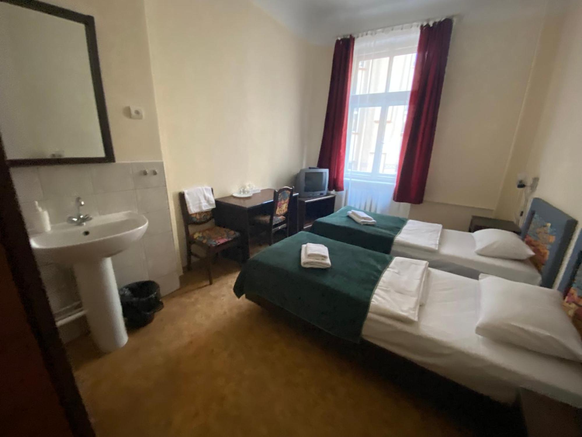 Hostel Viktorija with Private Rooms Riga Buitenkant foto