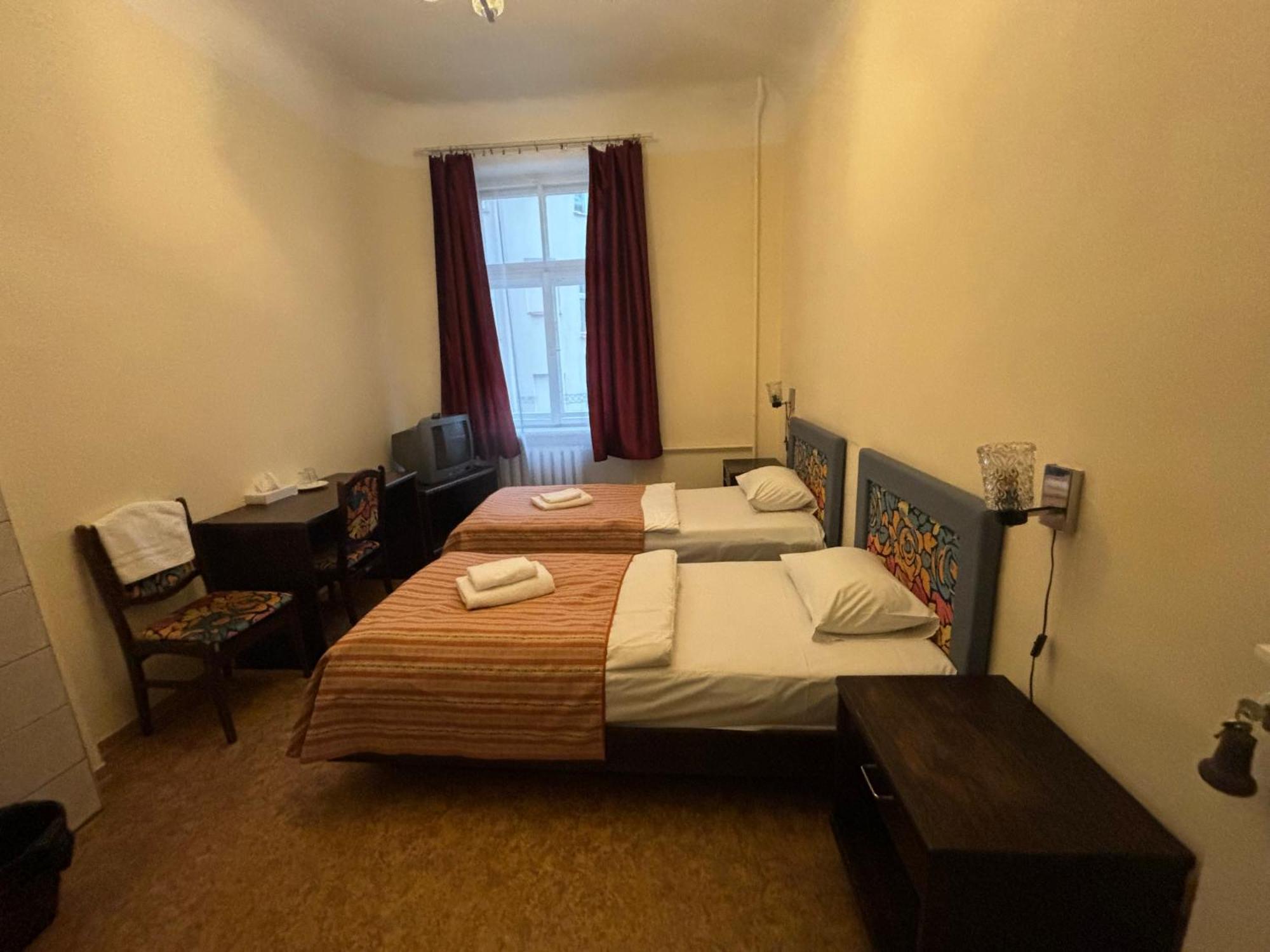 Hostel Viktorija with Private Rooms Riga Buitenkant foto