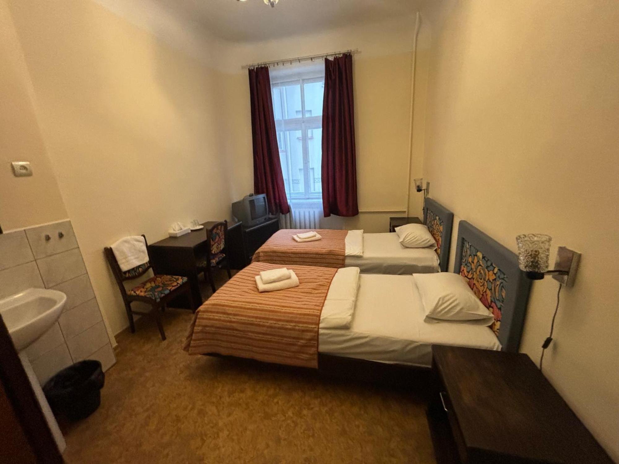 Hostel Viktorija with Private Rooms Riga Buitenkant foto