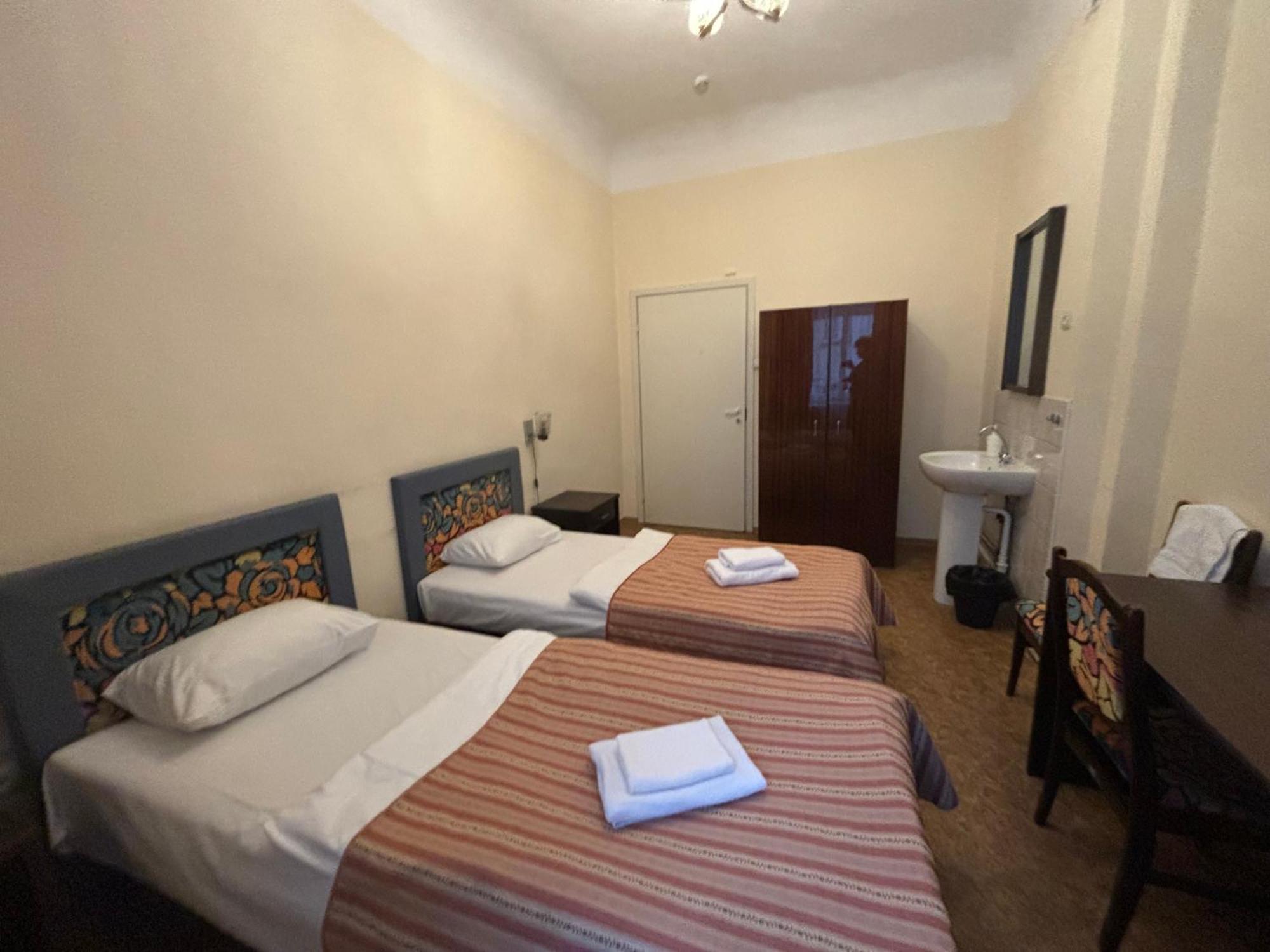 Hostel Viktorija with Private Rooms Riga Buitenkant foto