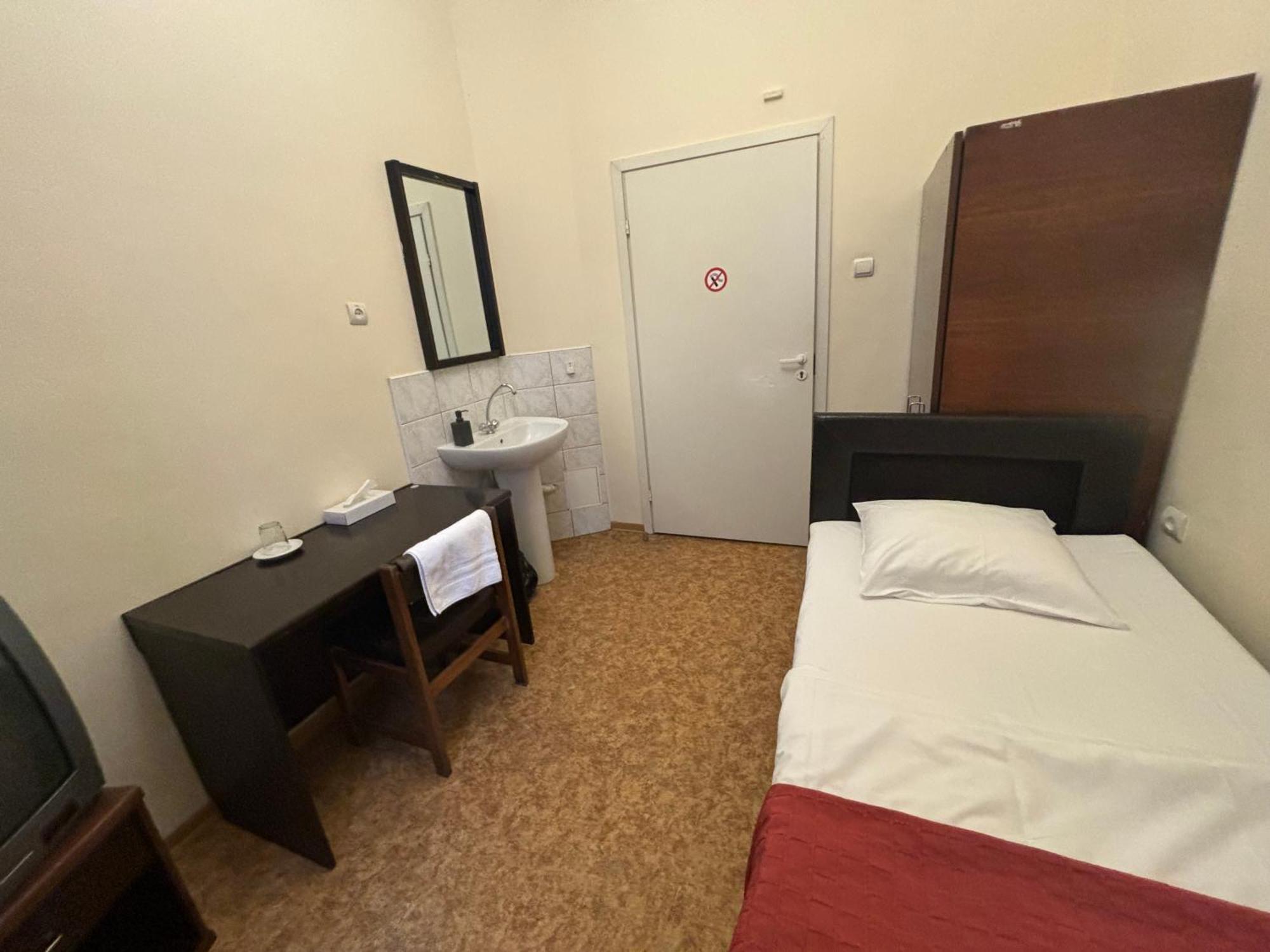 Hostel Viktorija with Private Rooms Riga Buitenkant foto